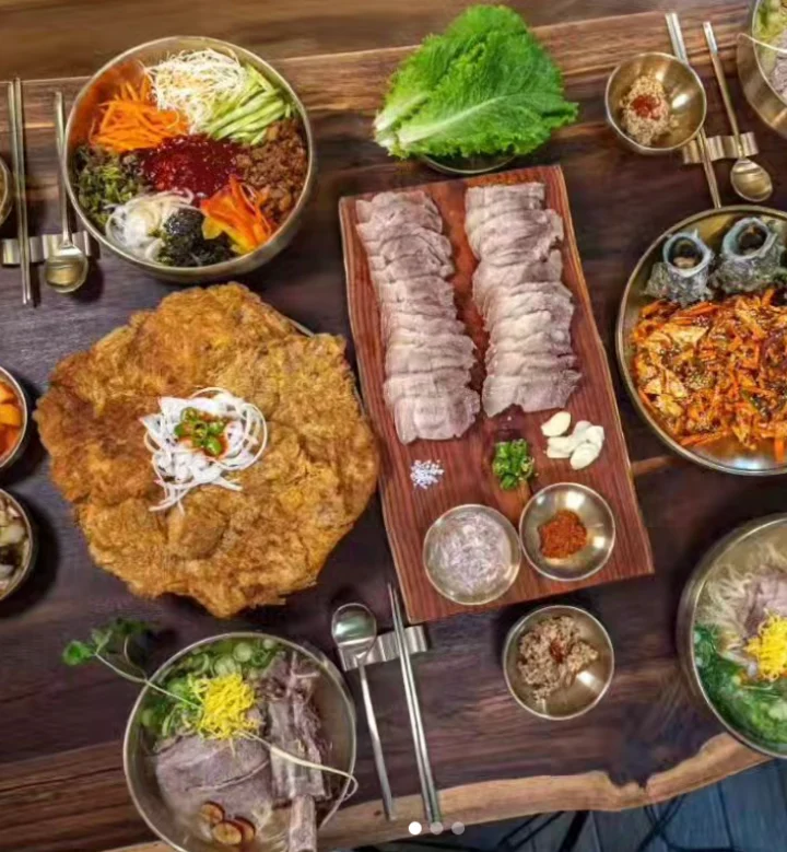 먹돌 제주본점-흑돼지 육전 돔배고기 고기국수 비빔국수 뿔소라 무침