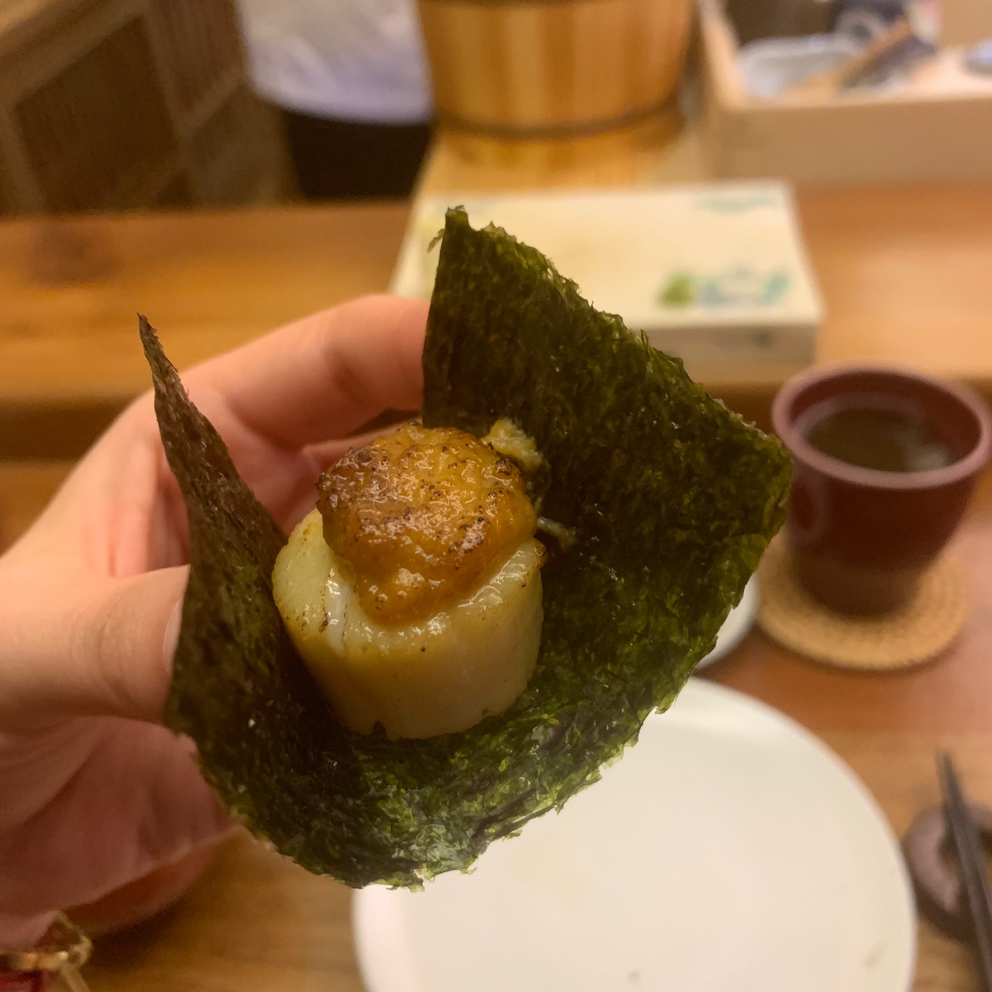 버터가 올라가져 있어 훨씬 맛있었던 가리비였다