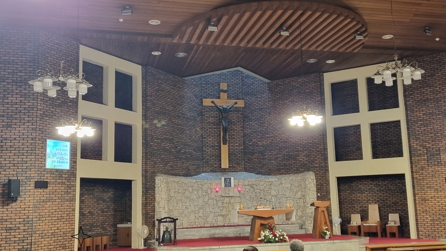 청주 덕암성당 성전 안 제대, 제단, 십자고상 사진