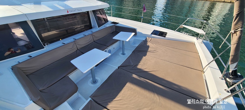 부산에서 여유를 즐기는 여행방법, 요트투어 (더베이101 출발), 프랑스 명품 고급요트 내부 모습