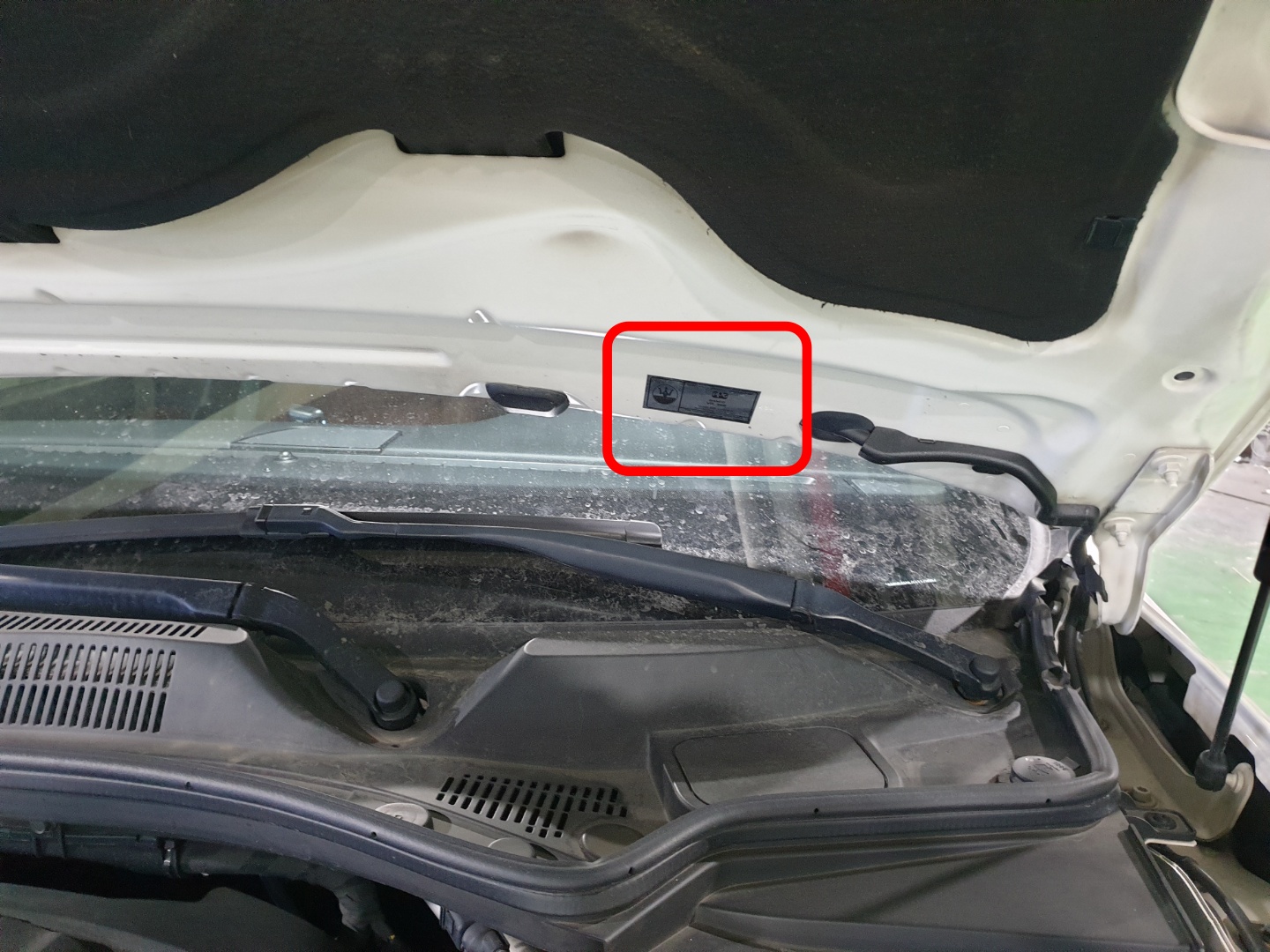 마세라티 기블리 색상코드 - 본네트 안쪽