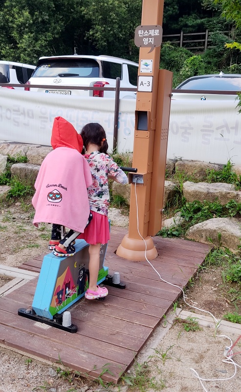 자젼거 패달을 열심히 밟고있는 아이들