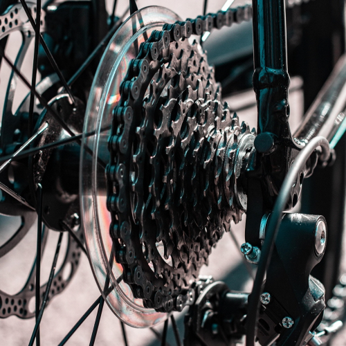 체인이 스프라켓에서 튀는 자전거 구동계 모습