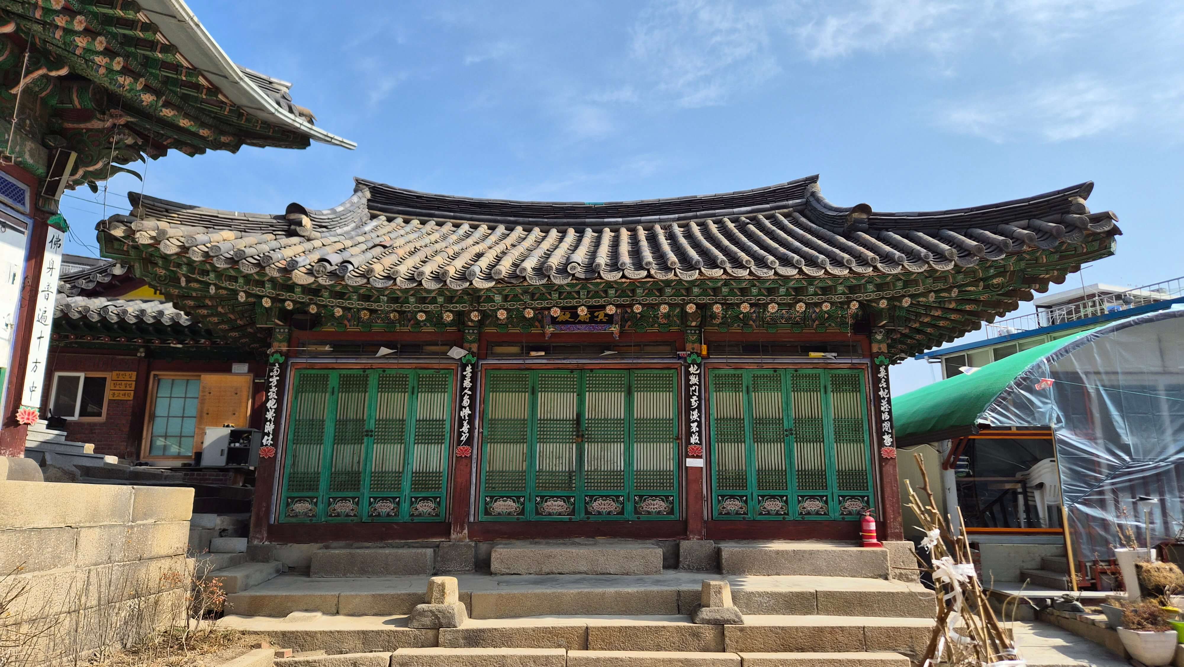 서울 안양암 : 도심 속 거대한 마애불의 미소 낙산 위 고즈넉한 기도도량