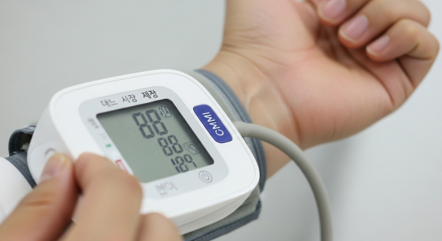 손목에 혈압계를 착용한 모습