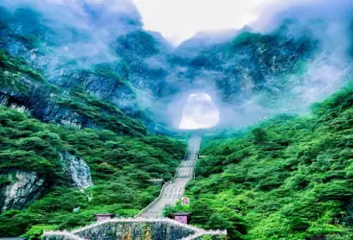 푸른-삼림과-운무로-뒤덮인-천문동굴