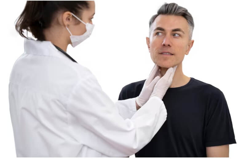 갑상선 이상 여부를 진료하는 의사와 환자