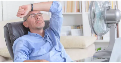 무더위에 지쳐있는 남성 모습