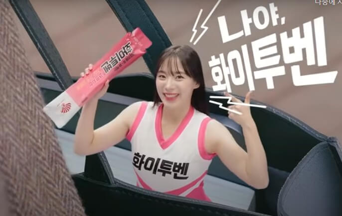 핸드백-속에-작은-화이투벤-메인-모델이-들어가-있습니다.