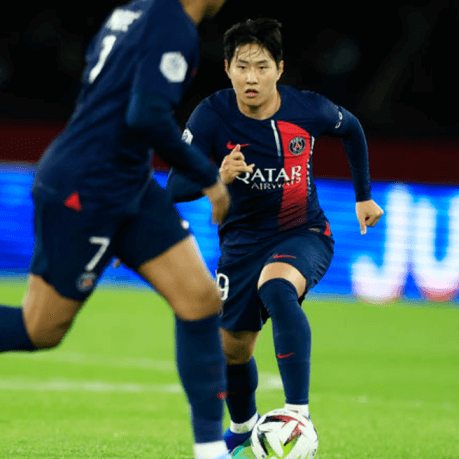 공을 몰고 달리는 이강인