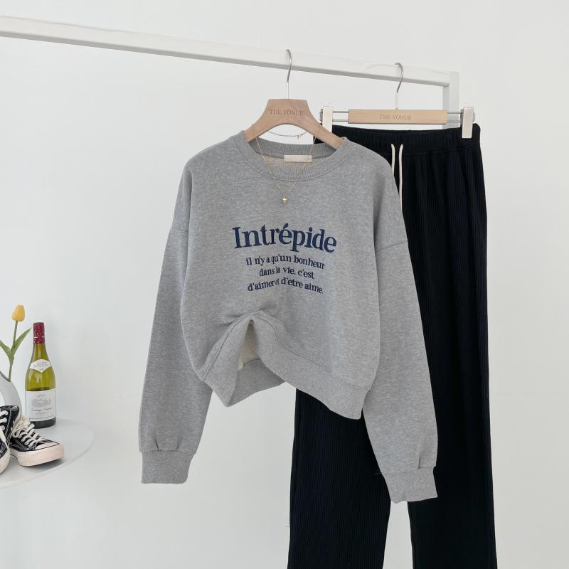 더보느 에이미 크롭 레터링 라운드 맨투맨