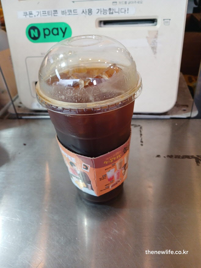 커피 전문점 카운터 위에 놓인 아이스 블랙커피 컵