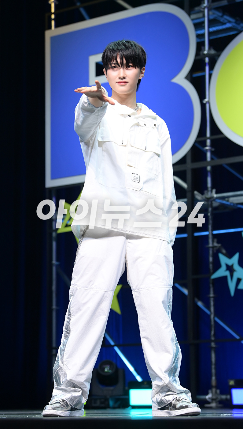 그룹 더뉴식스(TNX) 최태훈이 7일 오후 서울 한남동 블루스퀘어에서 열린 더뉴식스 세 번째 미니 앨범 '보이후드'(BOYHOOD) 미디어 쇼케이스에 참석하고 있다. [사진=정소희 기자]