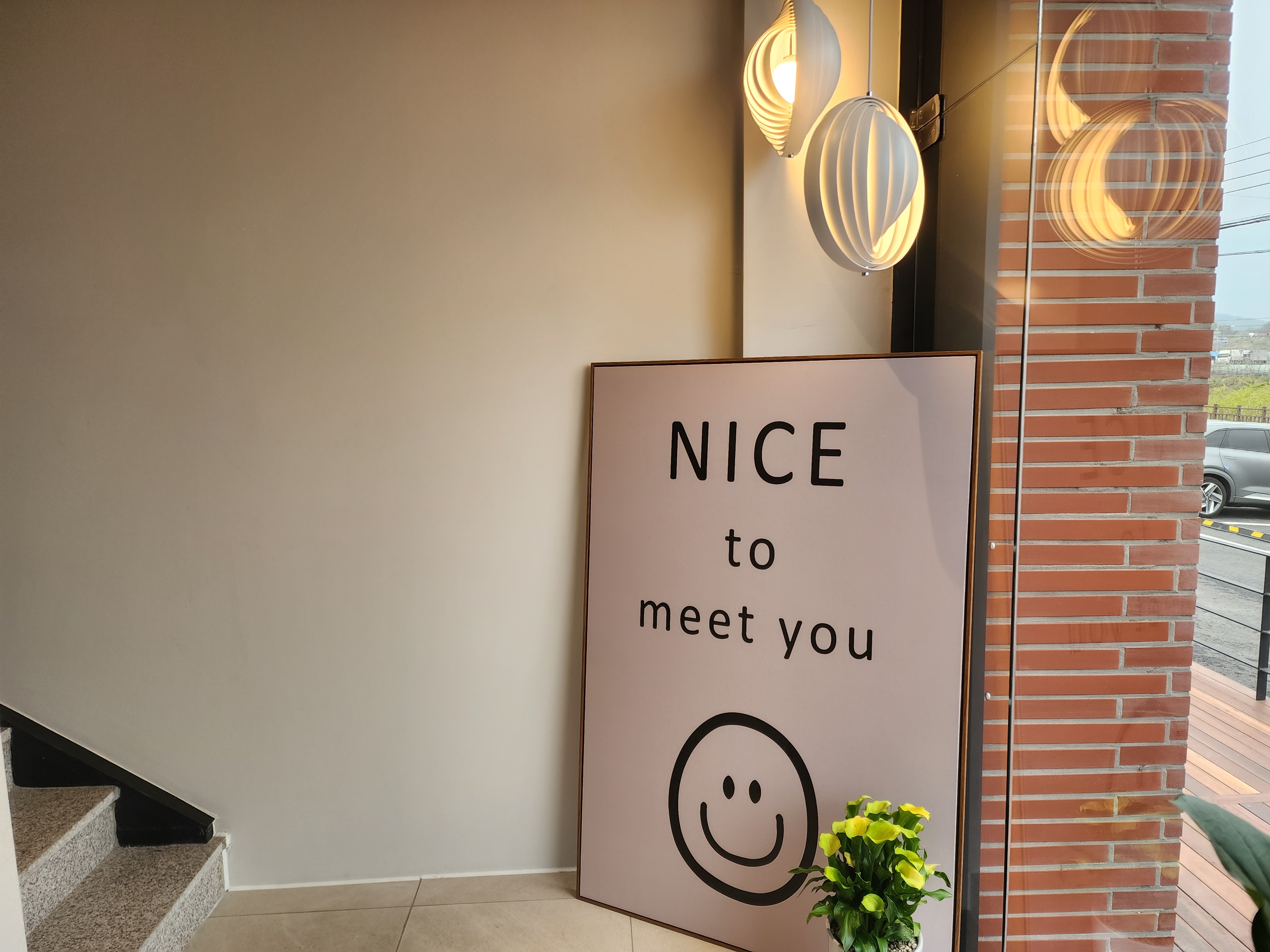 룩백 카페 2층으로 가는 계단 앞