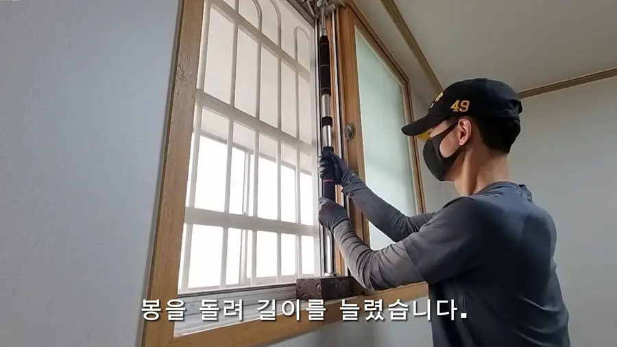 턱걸이 봉 늘리는 모습