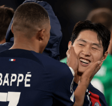 이강인의 양볼을 쓰다듬는 음바페