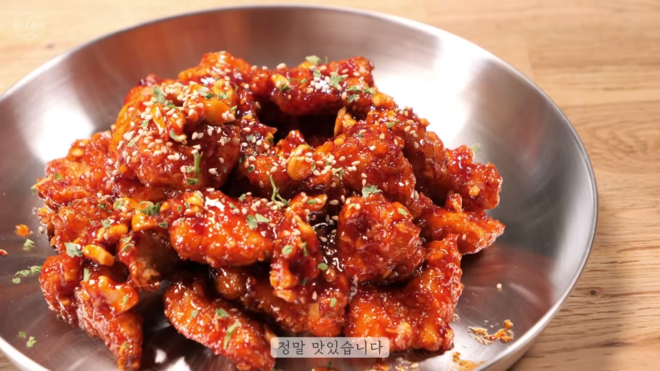완성된 닭강정을 그릇에 담은 모습