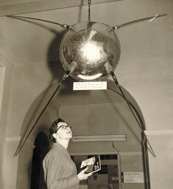 스푸트니크 1호를 실물크기로 복제한 모형