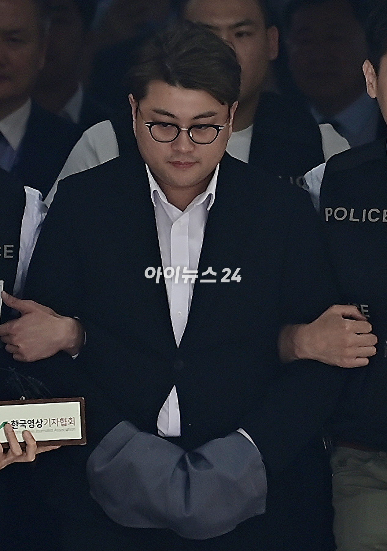 강제추행 혐의로 기소된 배우 오영수가 지난 3월 15일 경기도 성남시 수원지방법원 성남지원에서 열린 선고 공판에 출석하고 있다. [사진=뉴시스]