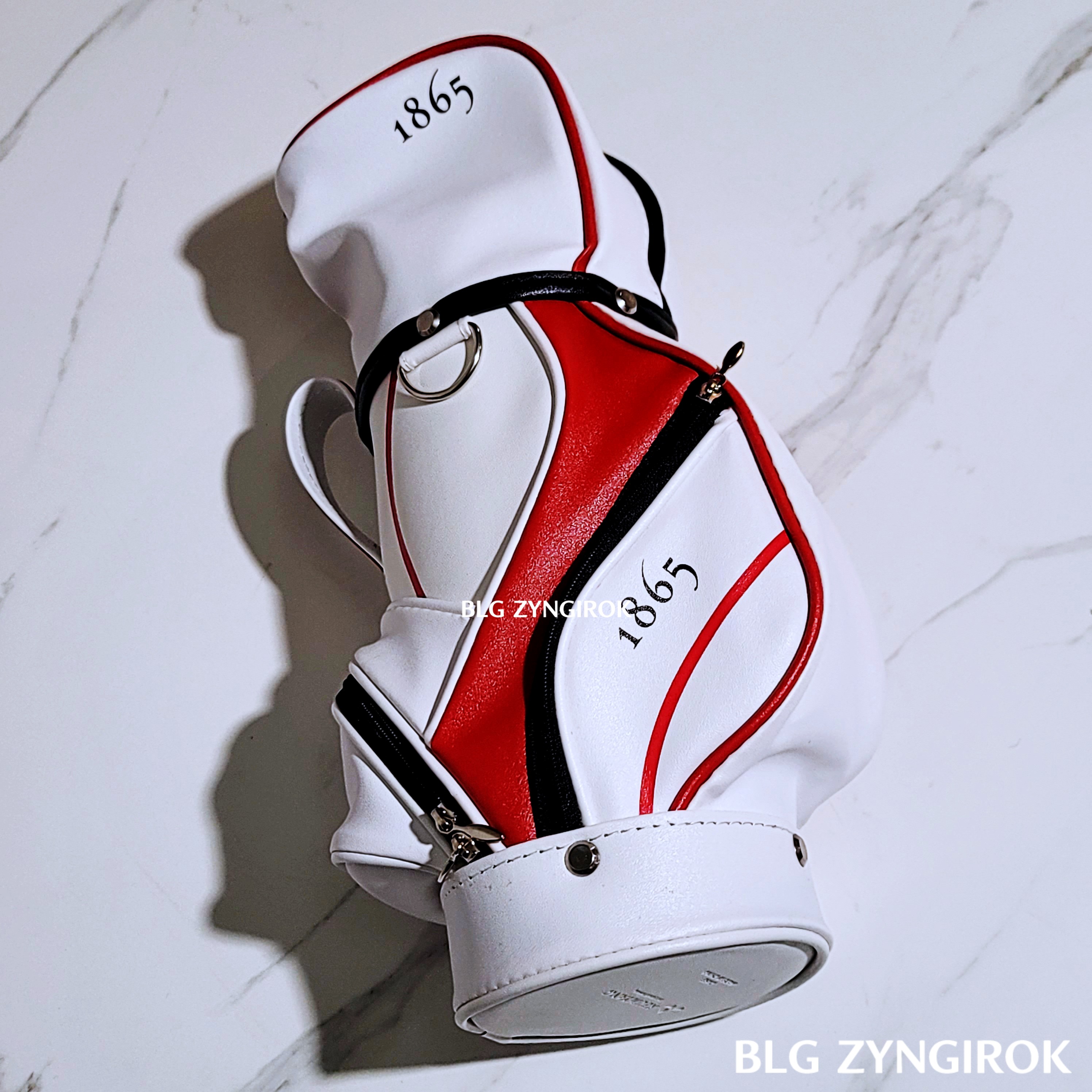 1865-흰색-와인-골프백이-테이블-위에-놓여있다.