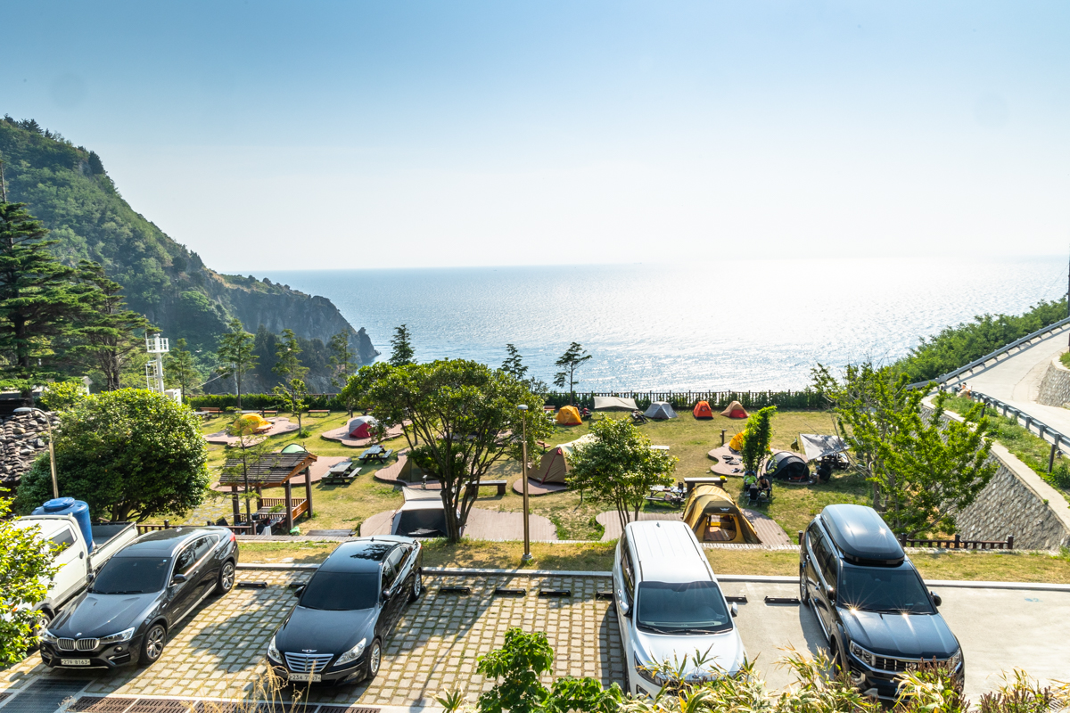 학포야영장 주차장과 야영데크