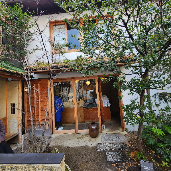 2층 일본식 가옥에 만들어진 위켄더즈 커피. 앞 마당 나무가 정원처럼 있다.