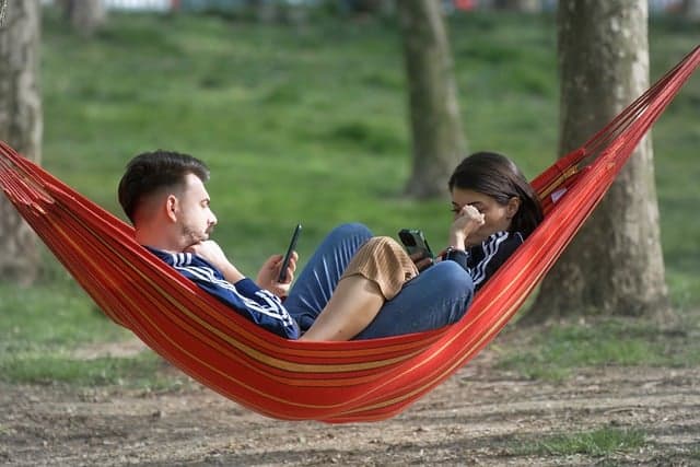 디지털 중독이 대인 관계에 미치는 숨겨진 문제들