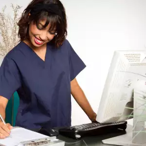 가족요양보호사 vs. 일반 요양보호사, 급여와 자격 조건 비교