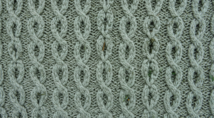 겨울날 니트에 스며든 찬 공기