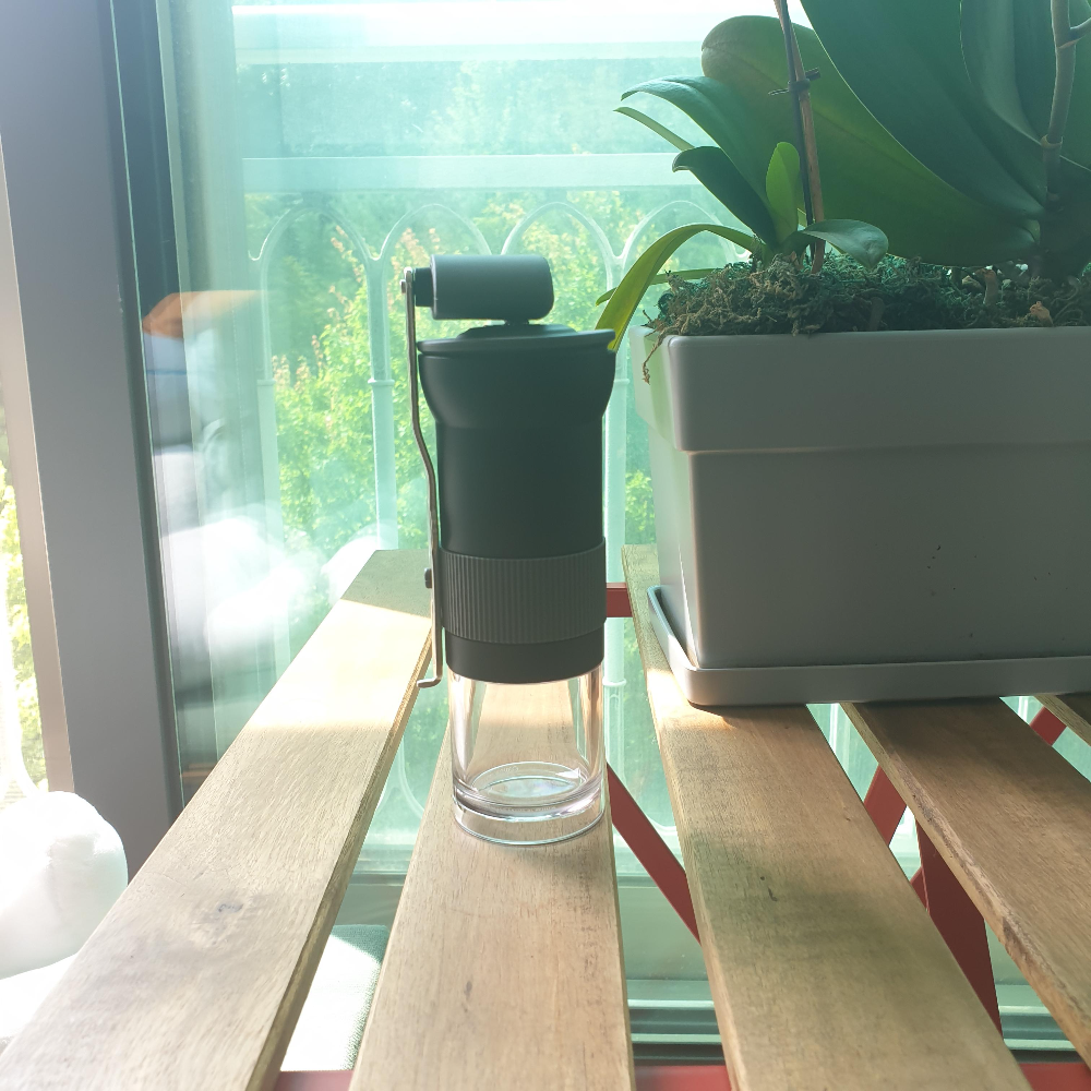 테이블 위에 화분과 카플라노 그라인더가 놓여있다. 화분과 그라인더 컬러가 모두 회색으로 동일하다