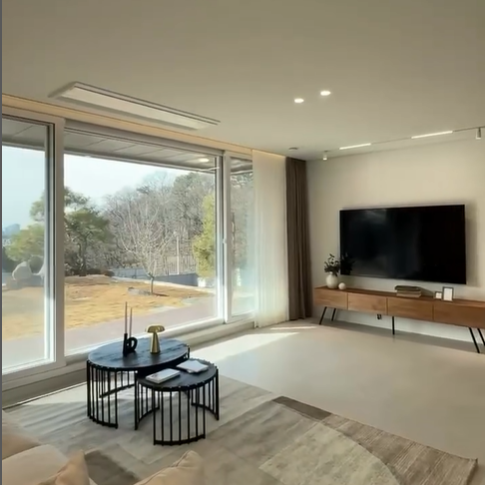 거실 앞에 바로 정원이 있고, 창 안으로는 햇살이 잘 들어와 거실이 밝아요