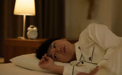 잠들지 못하는 여성