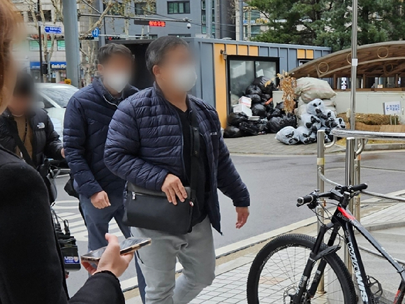 서울남부지법 김지숙 영장전담 부장판사는 11일 오전 10시30분께부터 근로기준법 위반, 특수협박, 상해, 모욕, 집회&middot;시위에 관한 법률 위반 등 혐의로 검찰에 넘겨진 H운수 대표 50대 A씨에 관한 구속 전 피의자 심문(영장실질심사)을 진행한다. [사진=뉴시스]