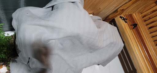 비닐과 회색 모포로 스티로폼 박스를 덮어놓은 모습