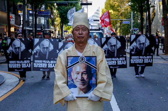 2일 서울 중구 서울시청 인근에서 열린 방영환 열사 투쟁승리를 위한 공공운수노조 결의대회에서 참가자들이 서울고용노동청 방향으로 행진하고 있다. [사진=뉴시스]