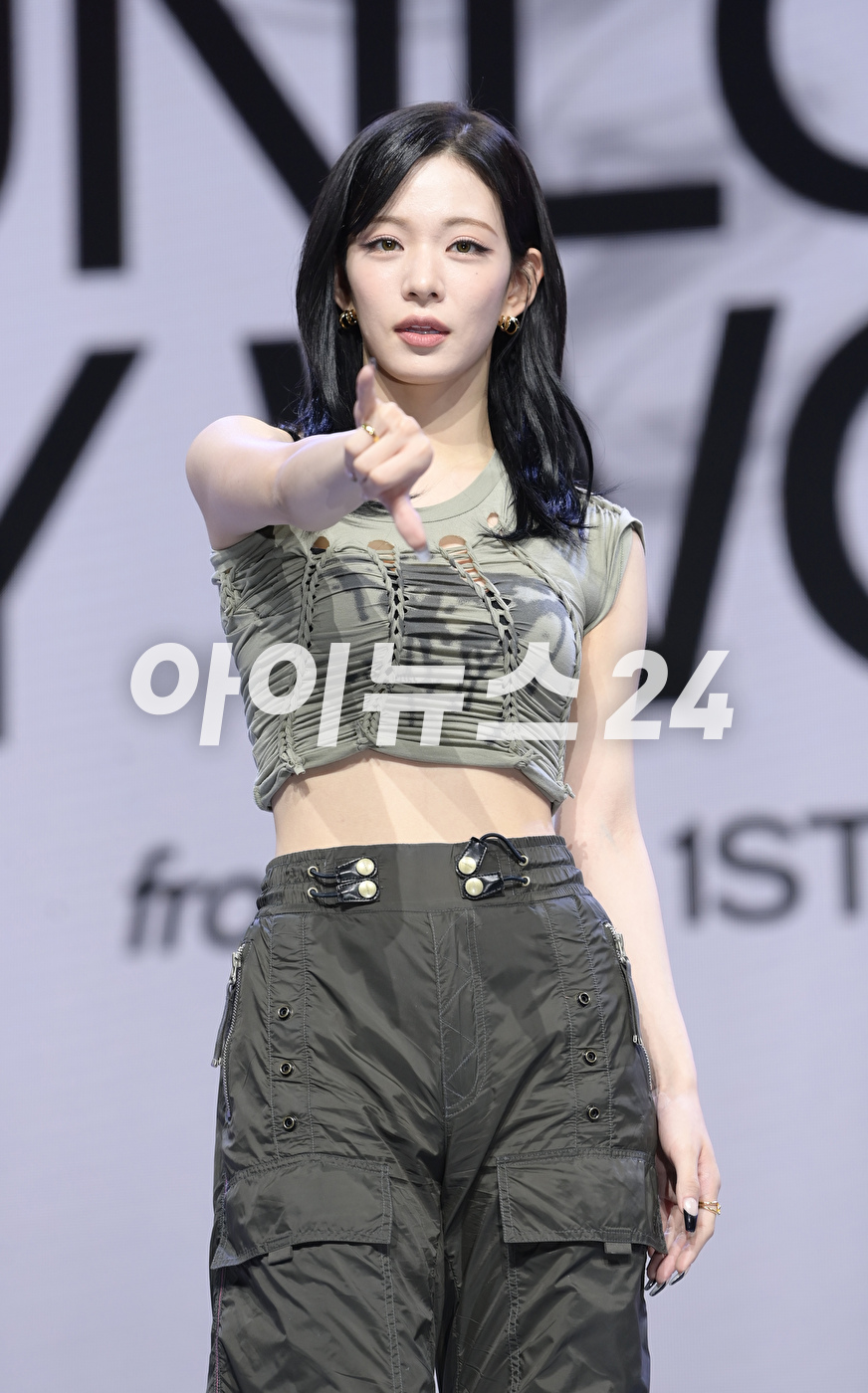 그룹 프로미스나인 이채영이 5일 오후 서울 광진구 예스24 라이브홀에서 진행된 프로미스나인(fromis_9) 첫 번째 정규앨범 '언락 마이 월드(Unlock My World)' 발매 기념 쇼케이스에 참석하고 있다. [사진=정소희 기자]