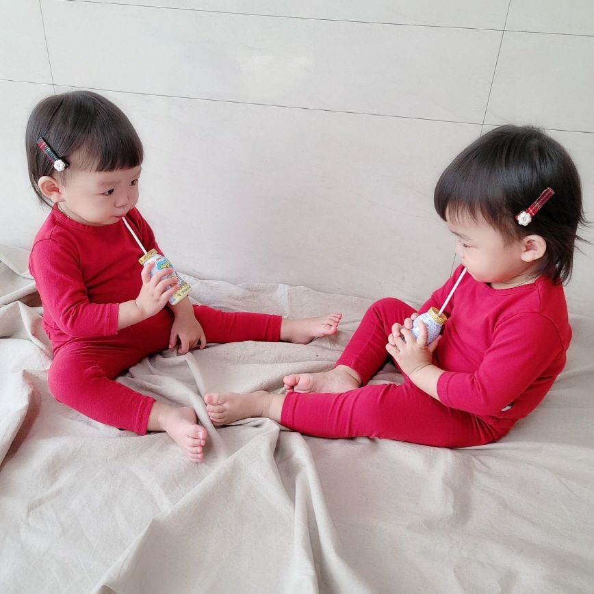 쌍둥이 머리핀 협찬사진, 서로 마주보며 요구르트 한잔