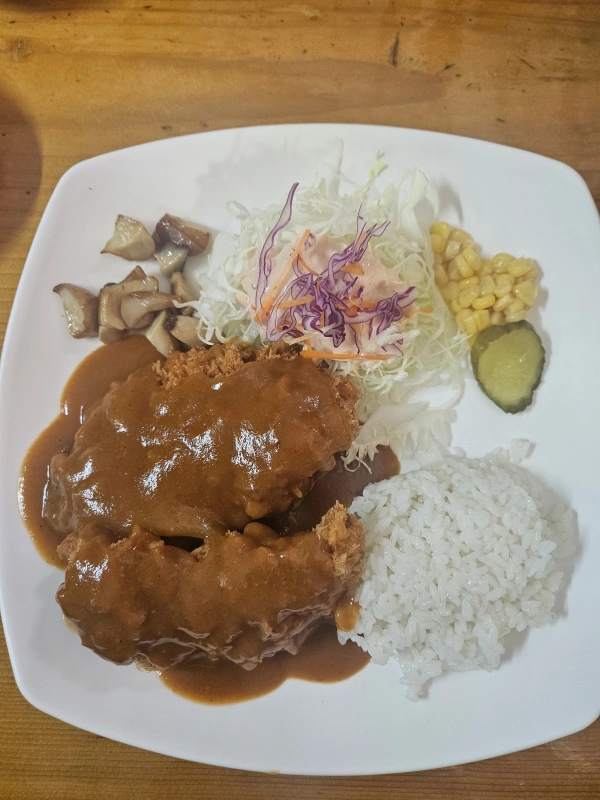 접시-돈까스-버섯-야채샐러드-콘옥수수-피클-소스듬북돈까스