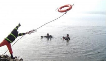 물에-빠진-라맘-구하는-꿈-소방관이-구명튜브를-던져주는-장면