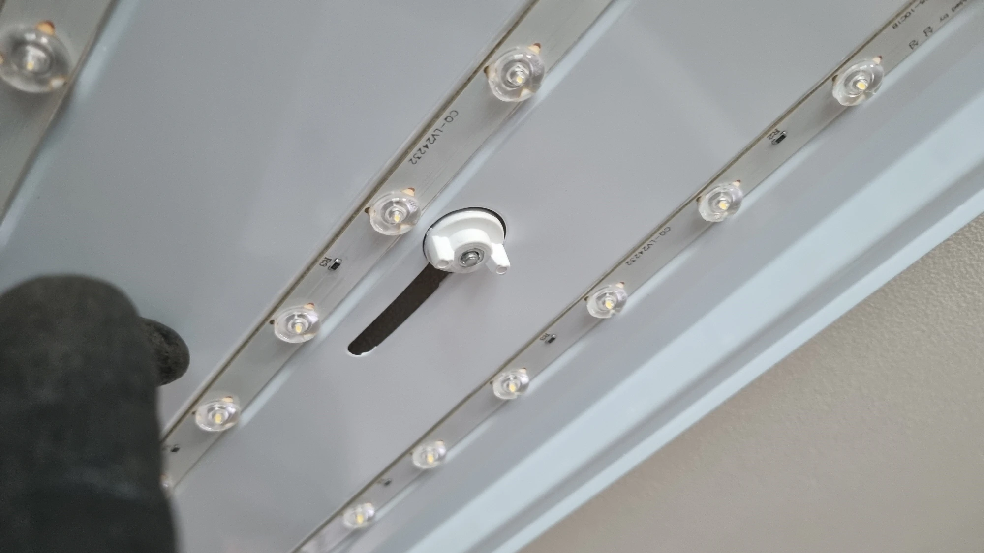 전등 고정 부품 빼는 모습