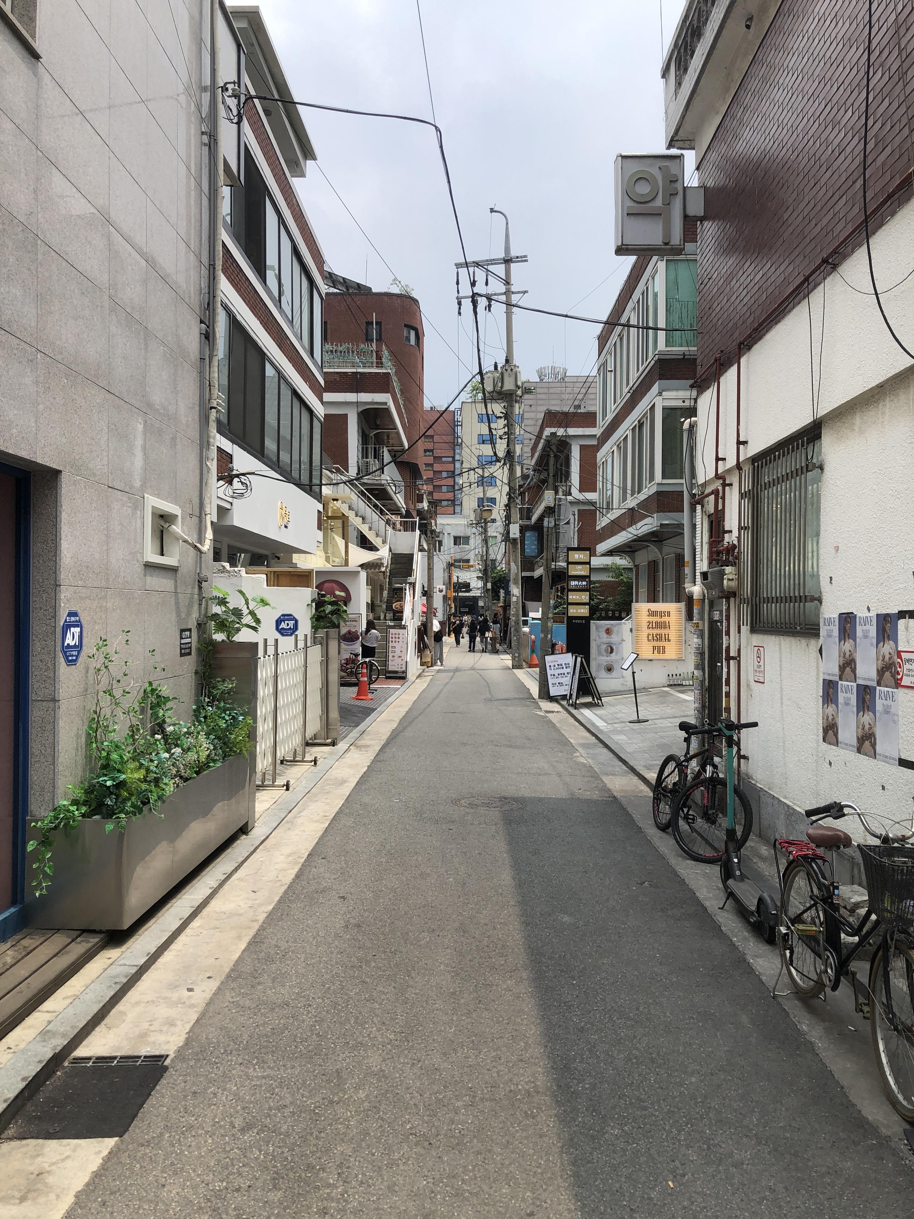 성수역 4번 출구 '연무장길' 산책: 중국 MZ 세대도 반한 성수동 레트로 감성