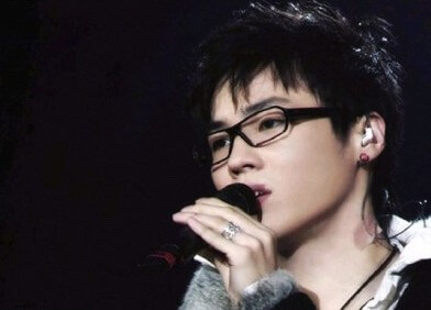 휘성-나락-악보-휘성이-뿔테-안경을-쓰고-노래를-부르고-있는-사진