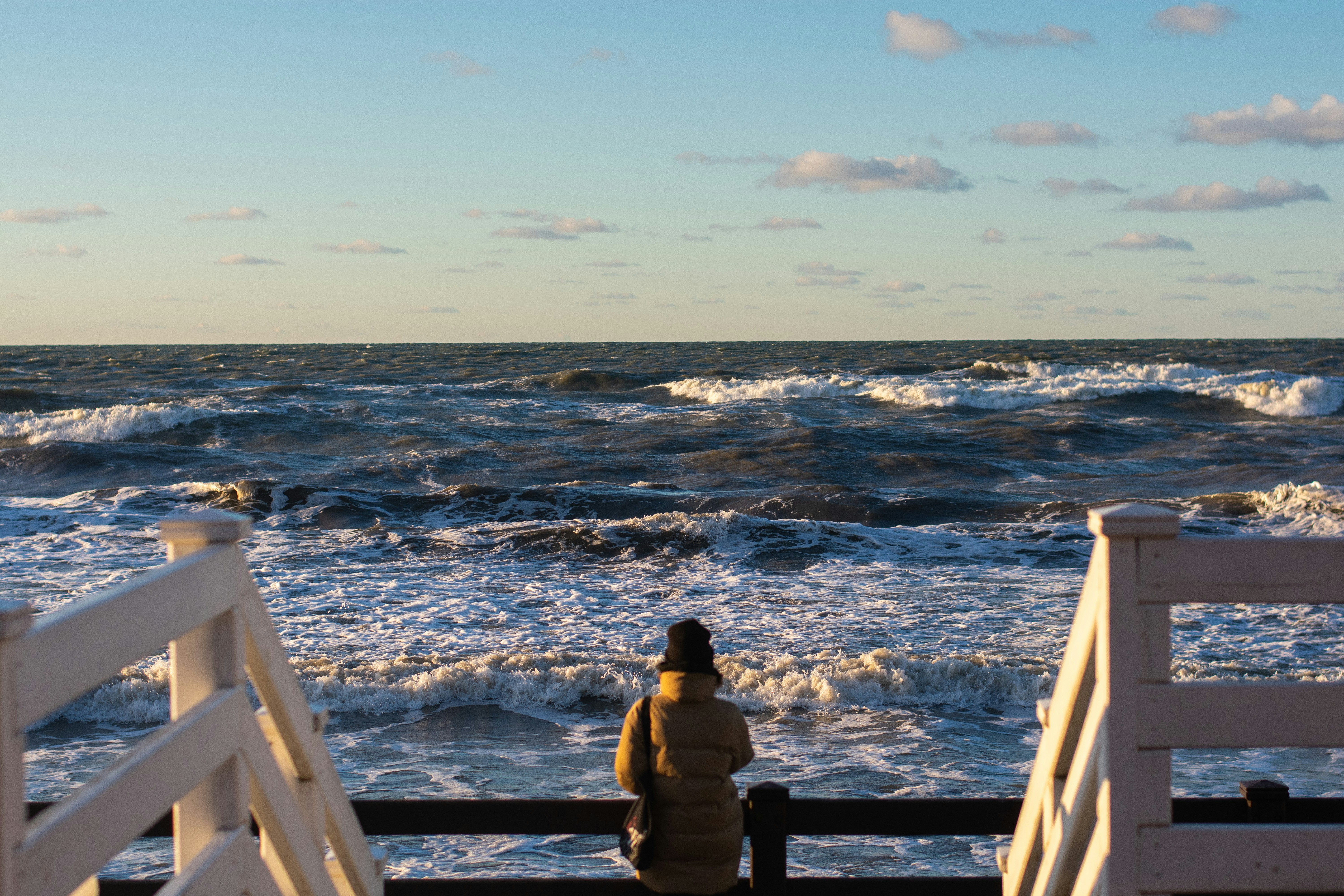 겨울 바다를 바라보는 한 사람의 뒷모습 관련 사진