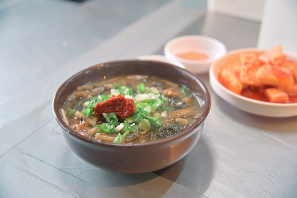 뚝배기에 나온 순대국밥과 깍두기 김치