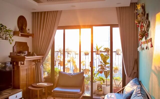 거실 창문을 통해 들어오는 아침햇살