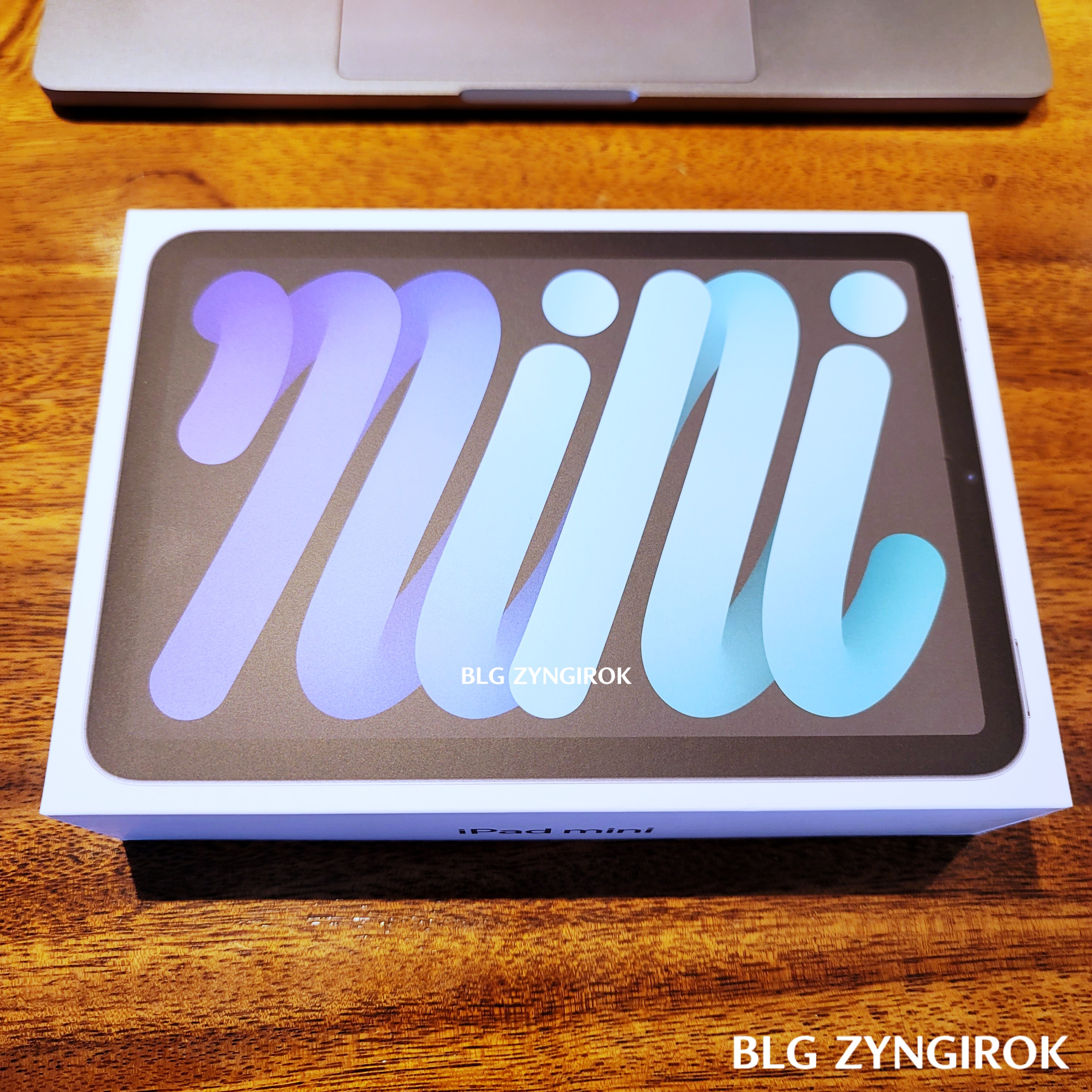 아이패드 미니 상자가 테이블 위에 놓여있다.