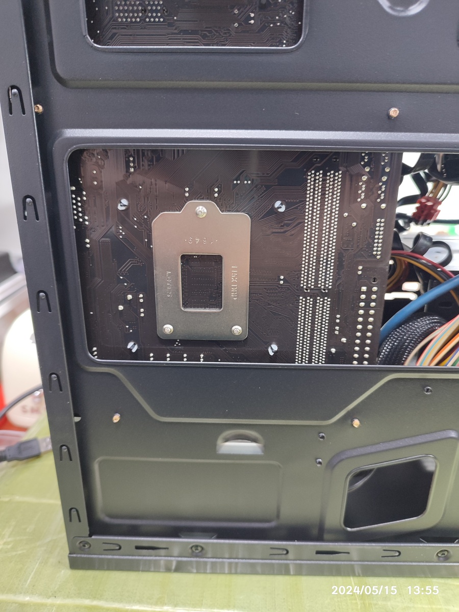 CPU 쿨러 교체 후 결착 상태 확인 중