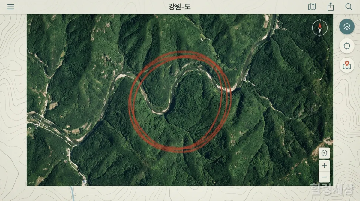 구글 지도 위성 뷰로 숨은 강원도 계곡을 찾는 모습