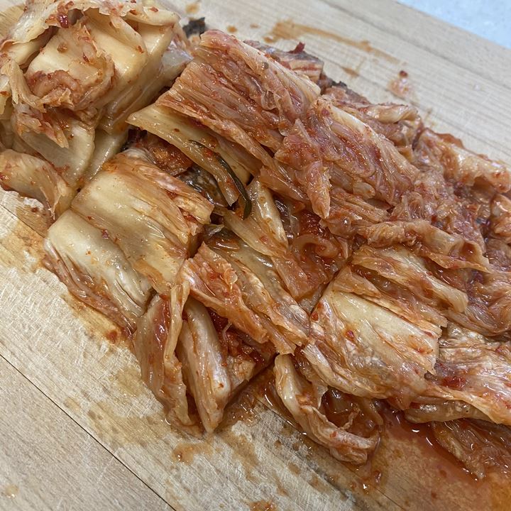 도마-위에-칼로-가지런히-썰은-김장-김치
