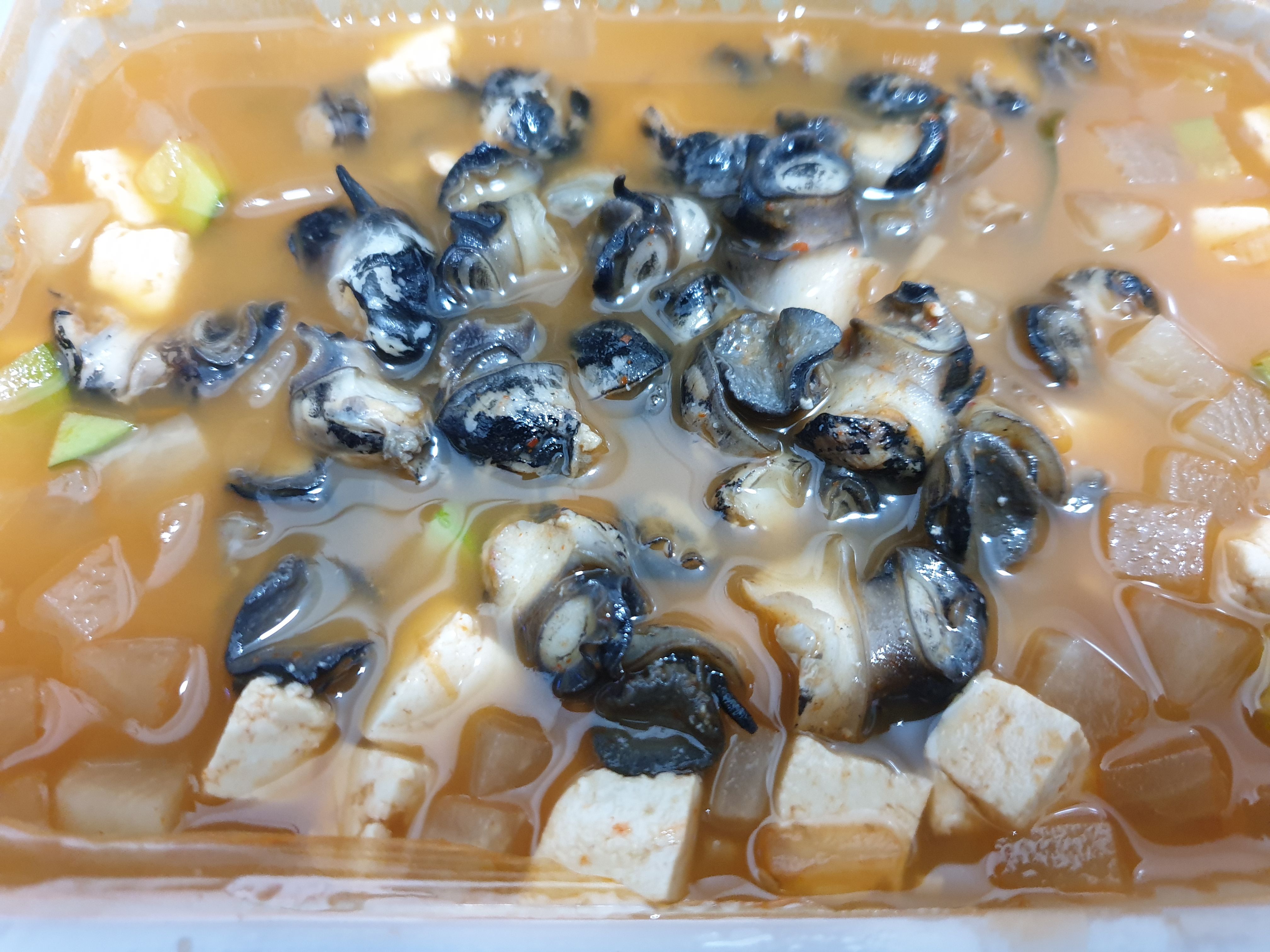 된장국에 있는 우렁이와 두부